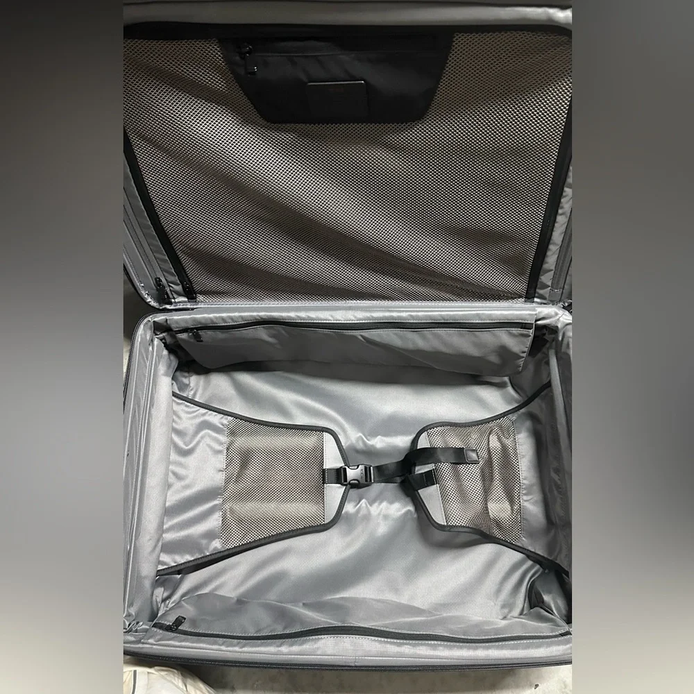 Tumi Worldwide Trip Expandable 4 Wheel PackingCase - Picture 4 of 5